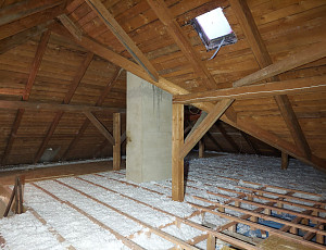 Zateplení stropu rodinného domu pomocí foukané izolace